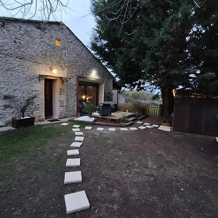 Romantic With Private Hot Tub Near Saint-emilion בית נופש